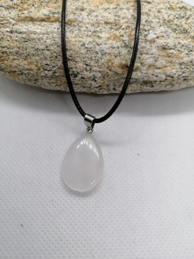 Dije Gota Cuarzo Blanco con Cordón Negro