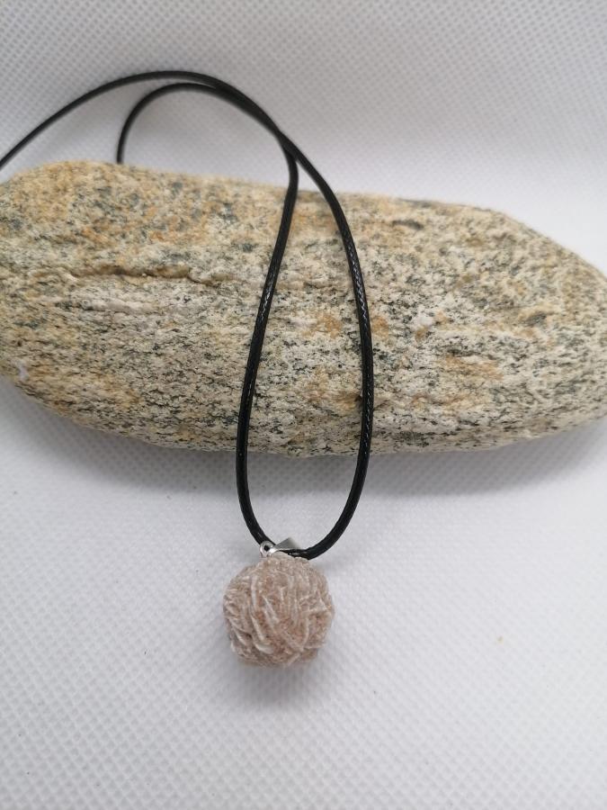 Dije Rosa del Desierto con Cordón Negro