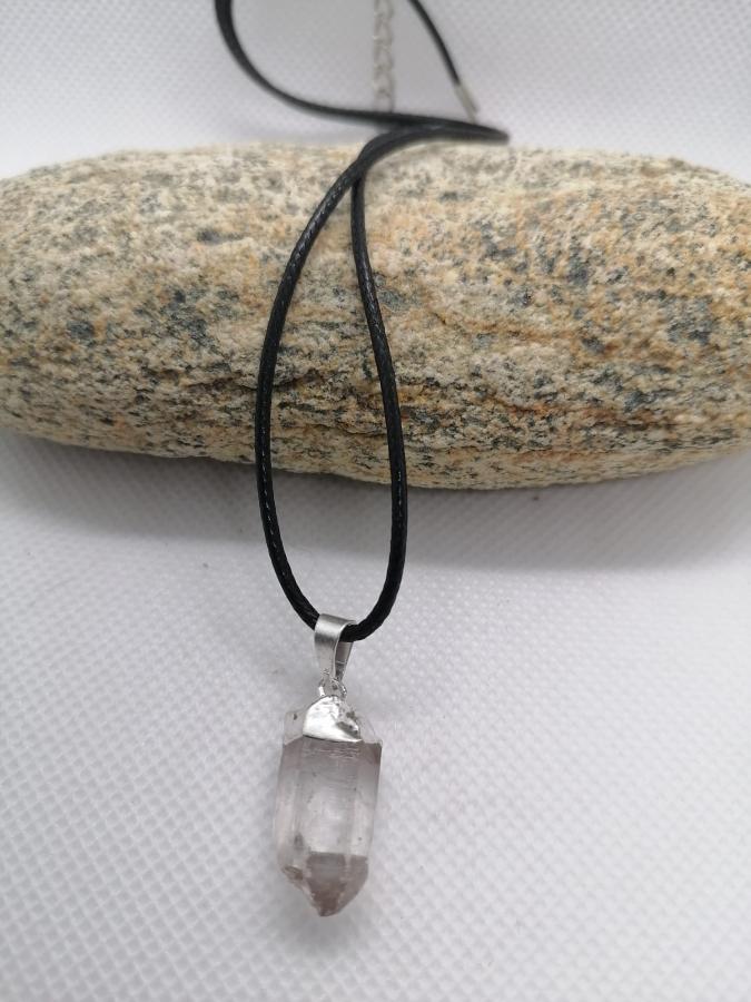 Dije Punta Cuarzo Cristal con Cordón Negro