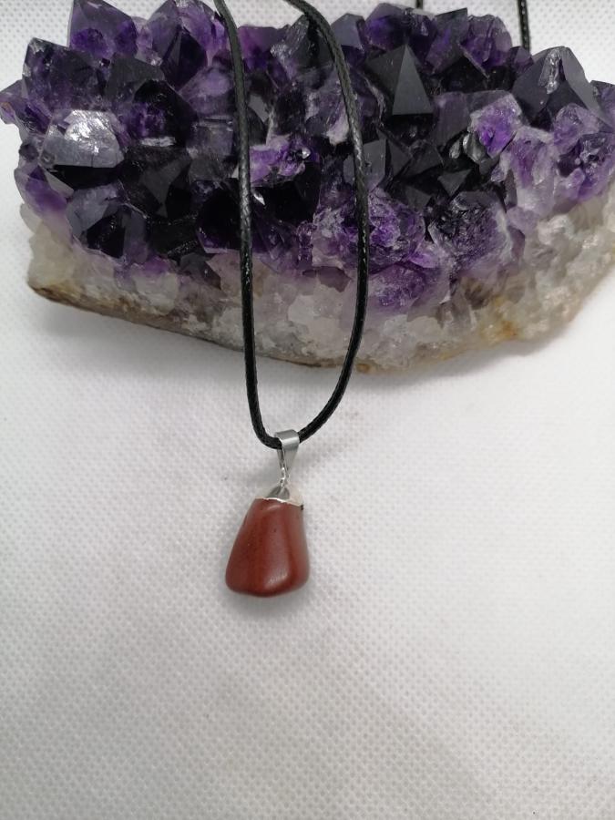 Dije con Electro Jaspe Rojo con Cordón Negro