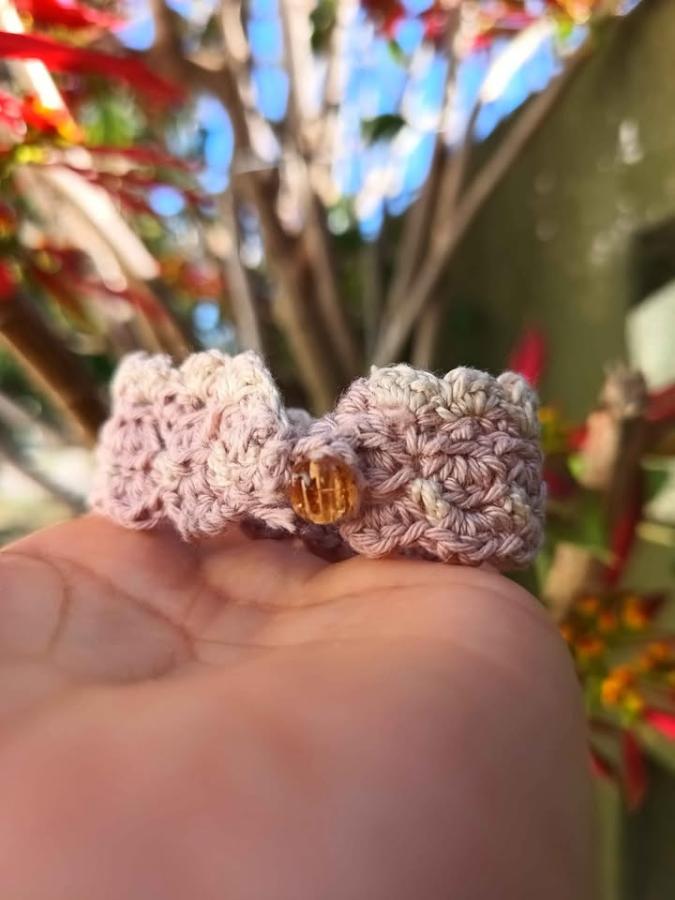 Pulsera artesanal de crochet rosa – pieza única