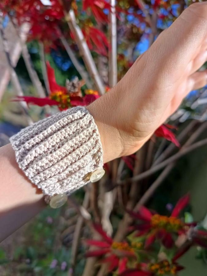 Brazalete artesanal de crochet con botones nacarados – pieza