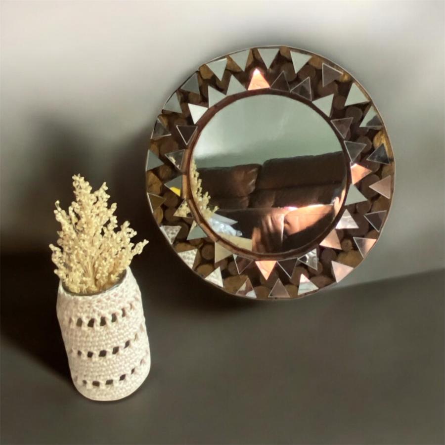 Espejo redondo y mini florero.